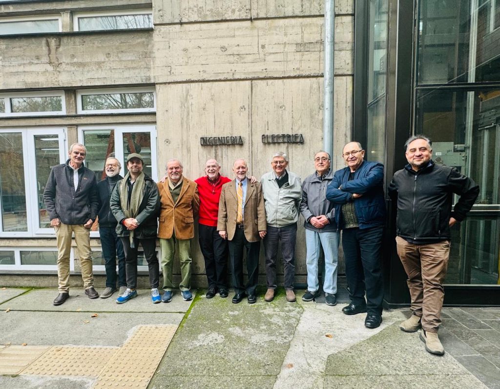 Profesores (de izquierda a derecha) Andrés Guesalaga, Marcelo Guarini, Matías Negrete (Director DIE), Miguel Ríos, Vladimir Marianov, Alejandro Mackay, Juan Dixon, Roberto Cádiz, Aldo Cipriano, Rodrigo Cádiz.